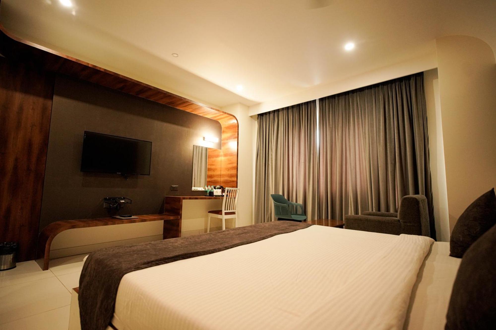 Cliff Embassy Banquet And Suites Shimoga Ngoại thất bức ảnh