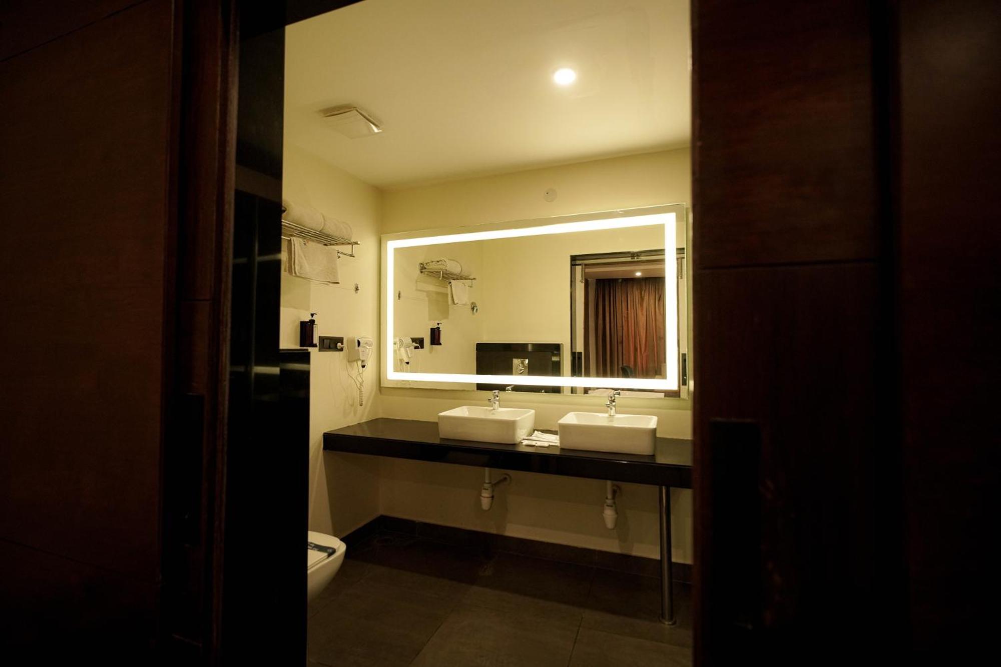 Cliff Embassy Banquet And Suites Shimoga Ngoại thất bức ảnh