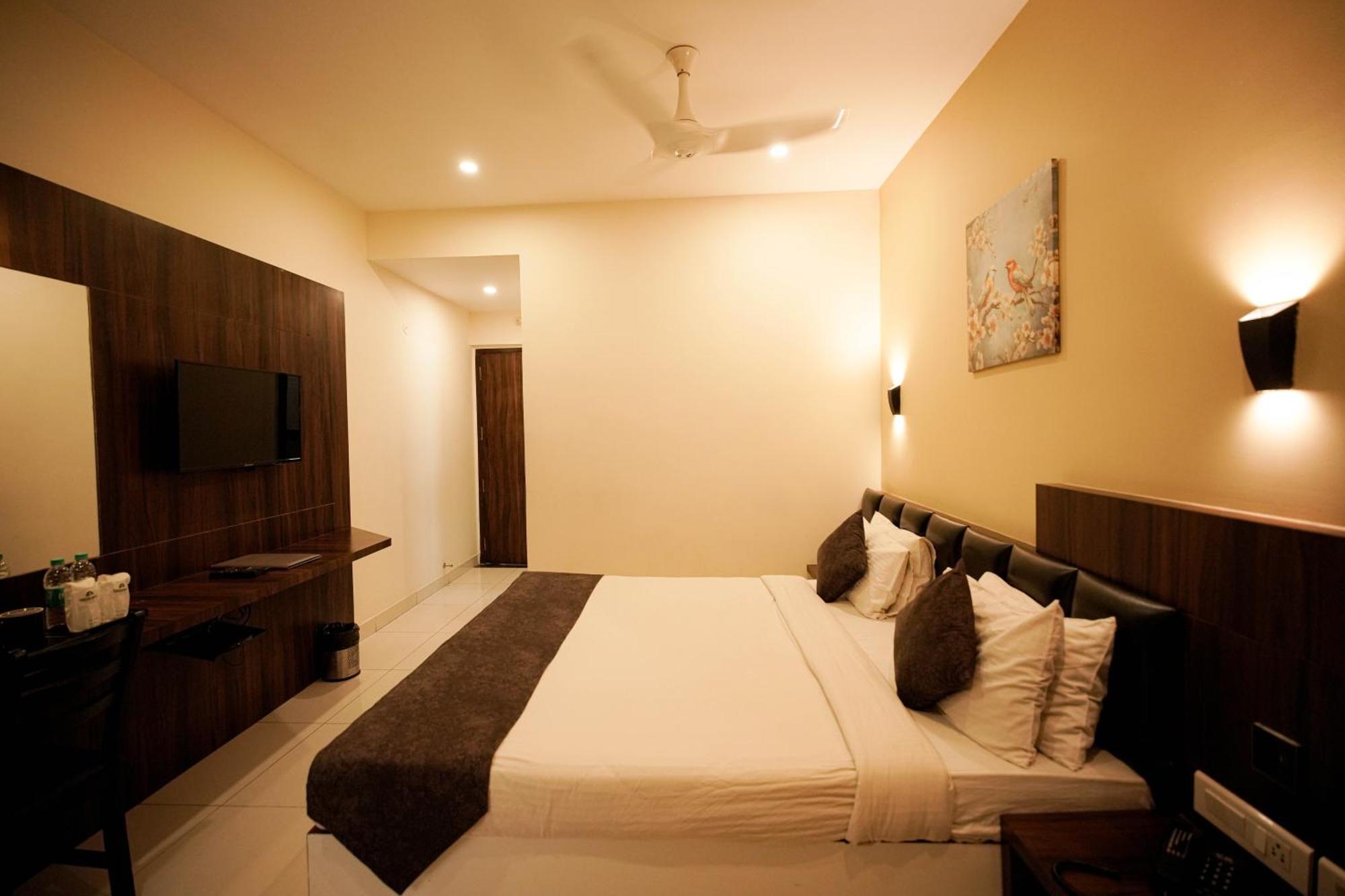 Cliff Embassy Banquet And Suites Shimoga Ngoại thất bức ảnh