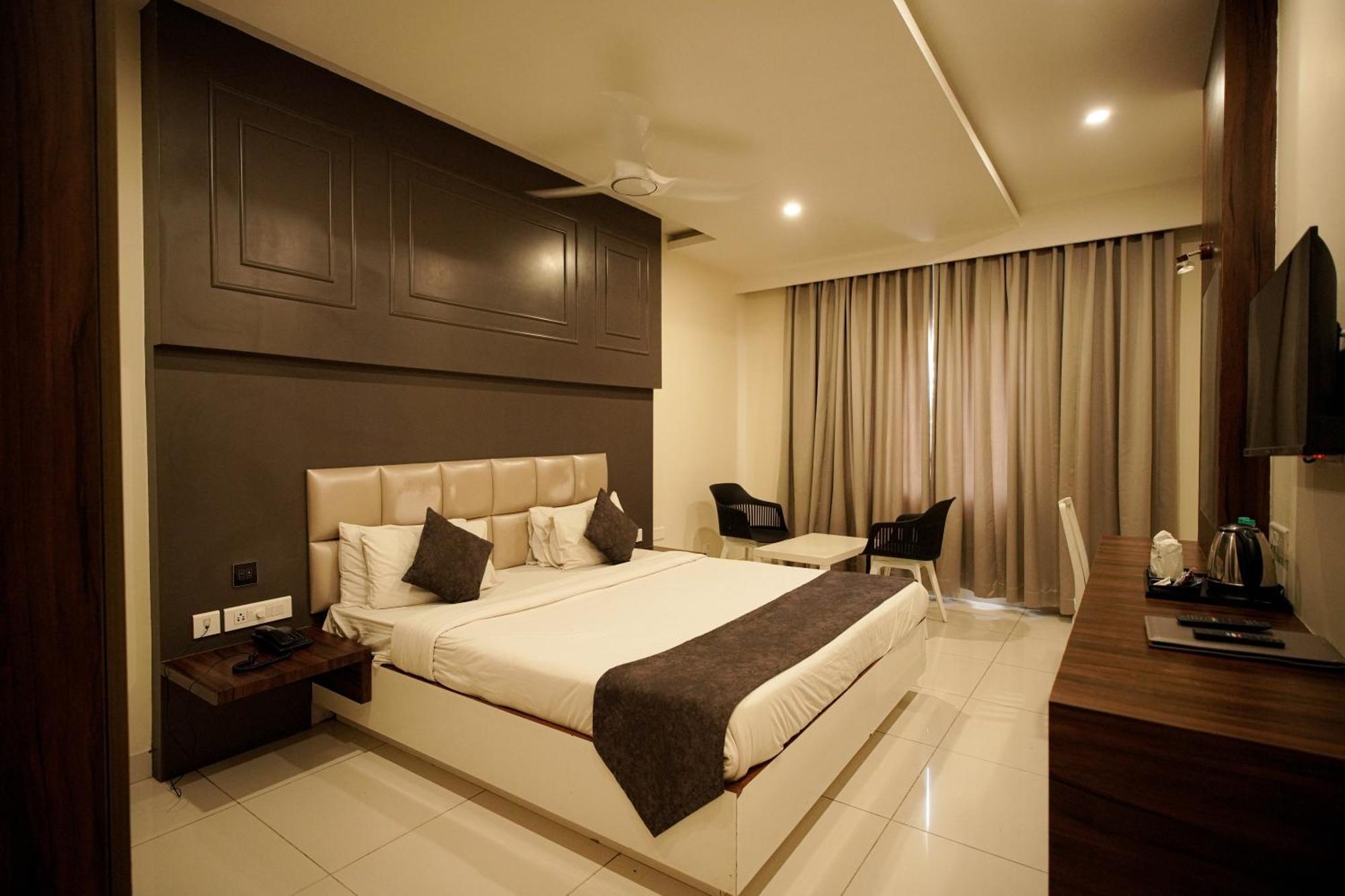 Cliff Embassy Banquet And Suites Shimoga Ngoại thất bức ảnh