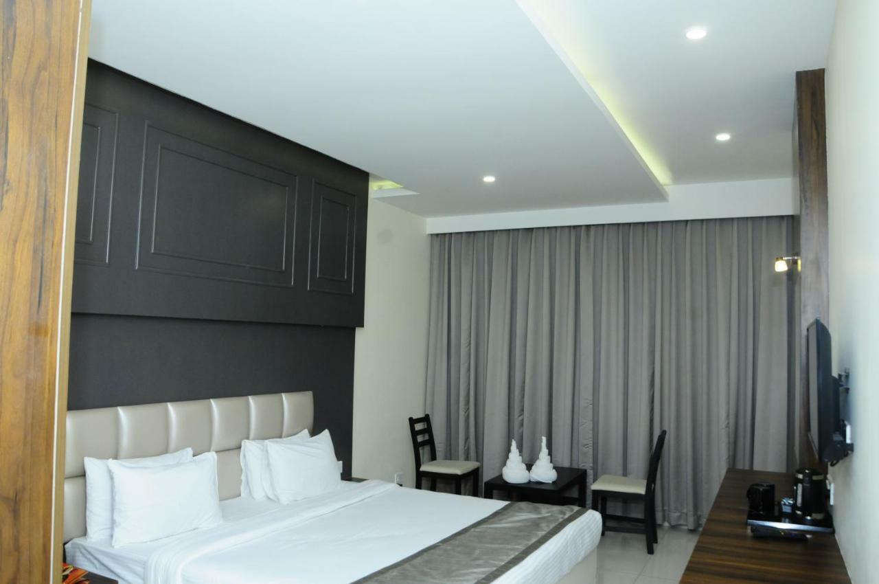 Cliff Embassy Banquet And Suites Shimoga Ngoại thất bức ảnh